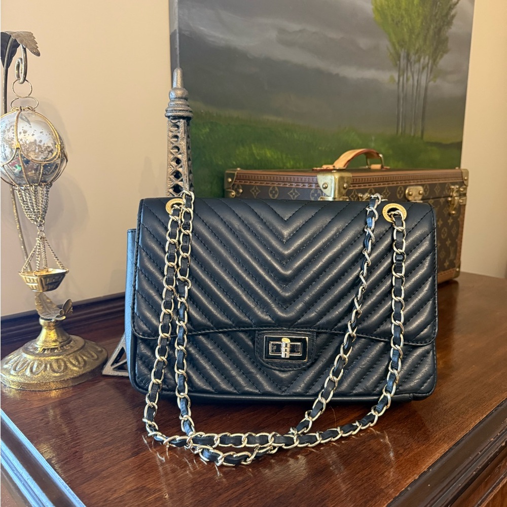 💗Quilted Genuine Leather Chevron Flap Bag 11” wide❤️